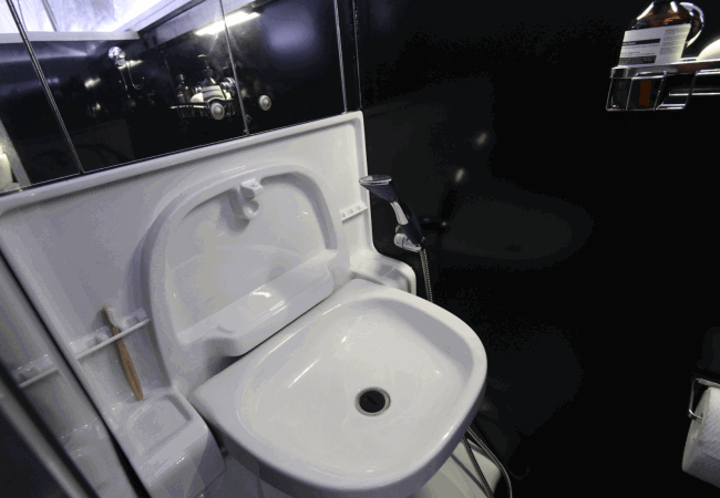 Bad des BRUDER EXP-6 Wohnwagens