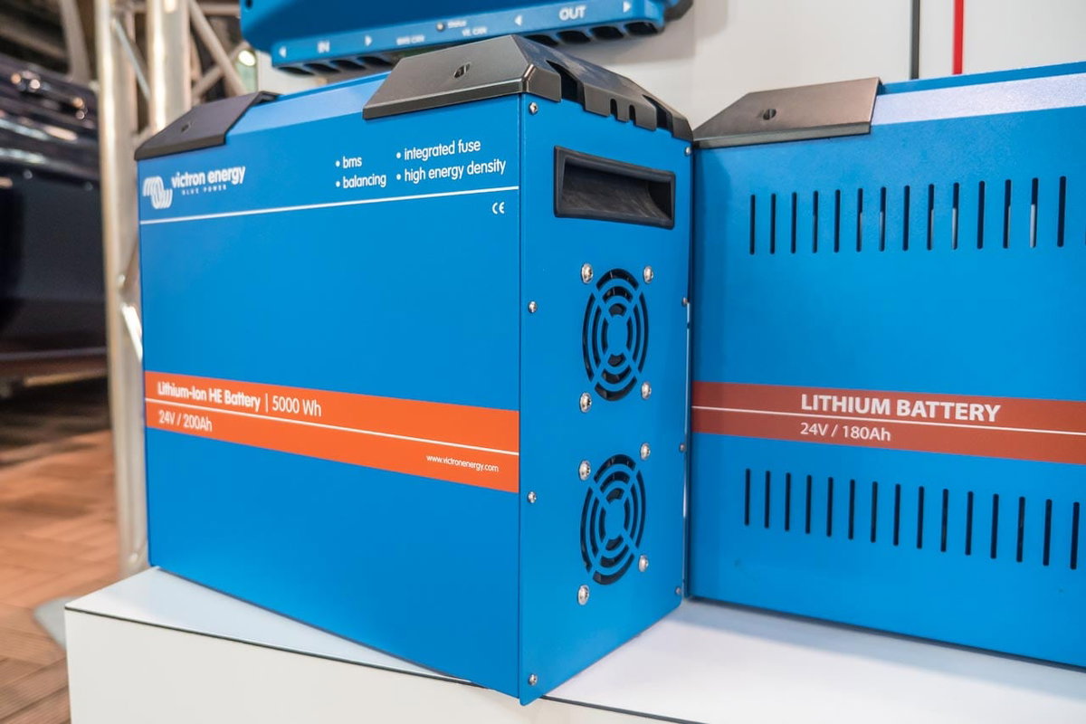 Große Lithium-Batterie mit Balancing-Einheit und Batterie-Management-System (BMS)