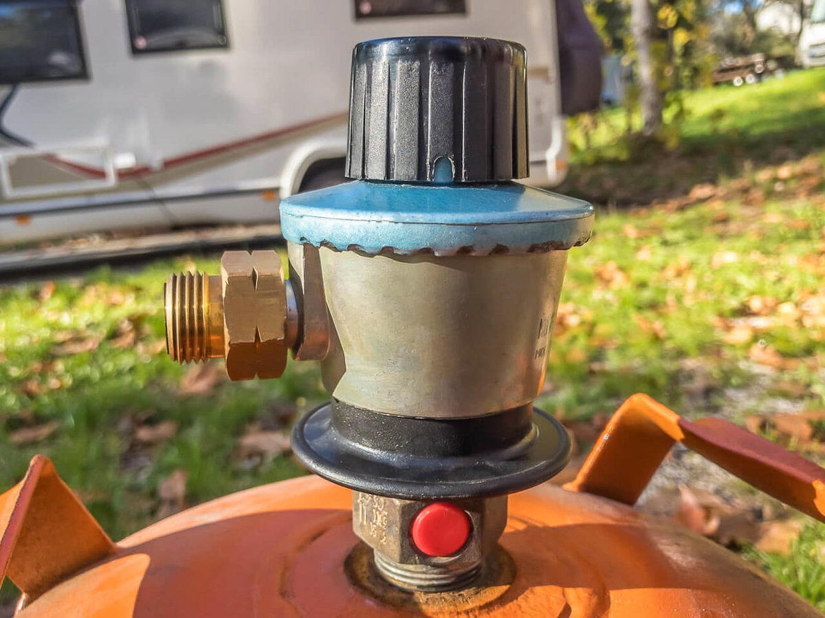 Connecting a gas cylinder