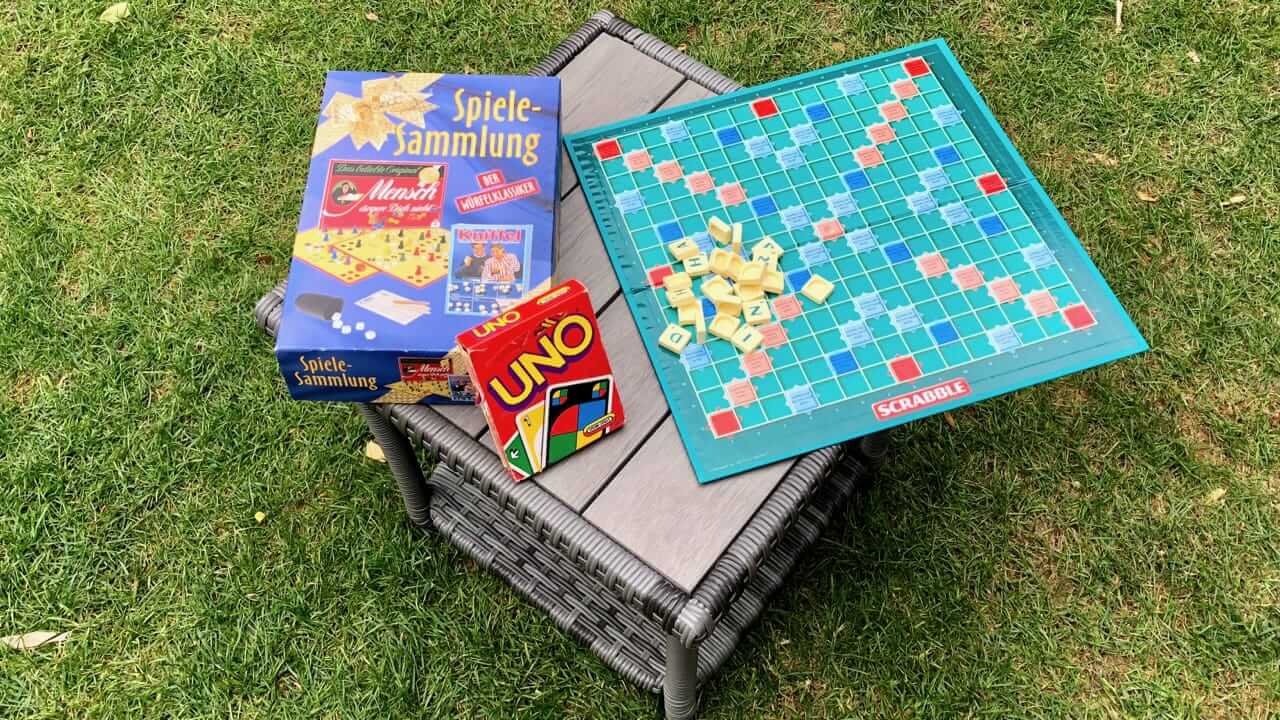 Brett und Kartenspiele sind tolle Spiele für unterwegs beim Camping