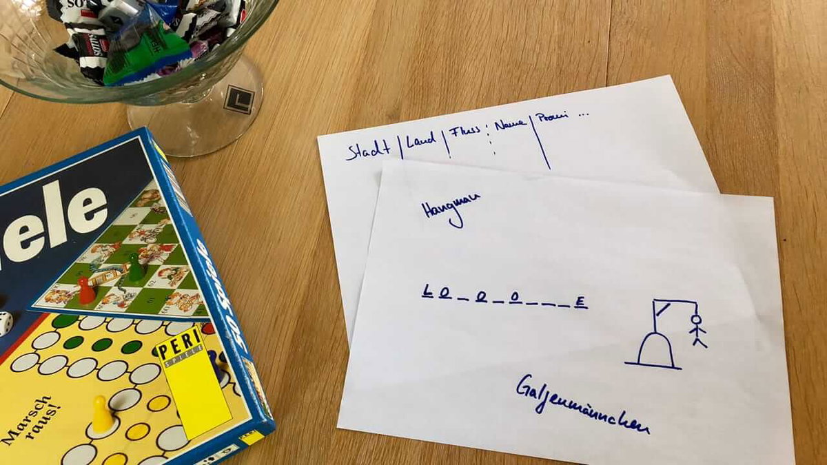 Hangman und Stadt Land Fluss sind einfache Spiele fuer unterwegs