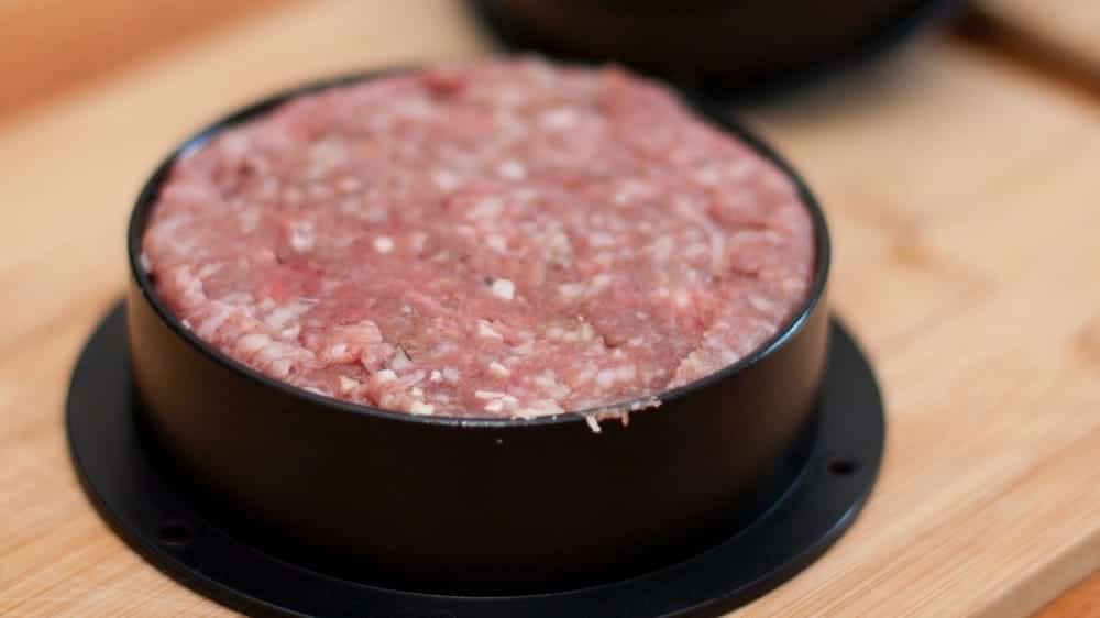 Zubereitung eines Burgers in einer Burgerpresse