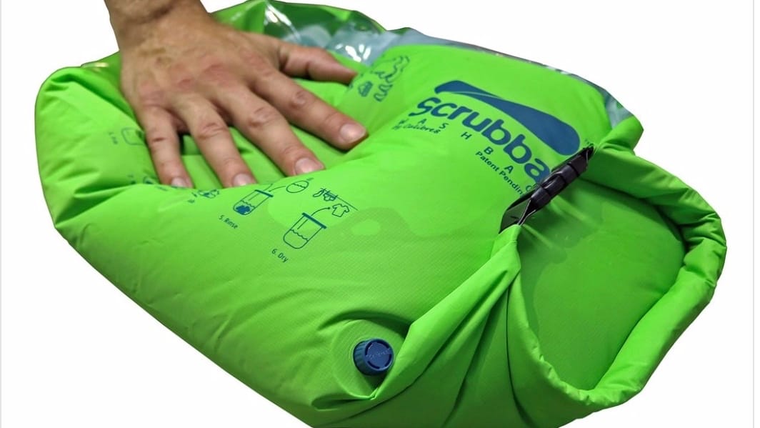 Die Handwaschmaschine Scrubba ist ein praktisches Camping Gadget