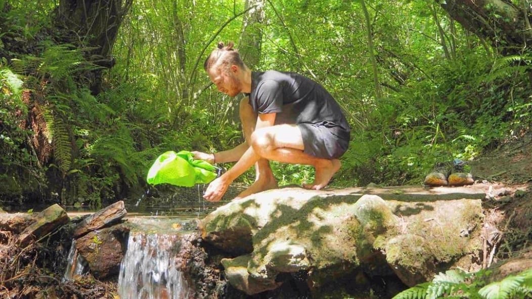 Ein Mann gebraucht die Scrubba Handwaschmaschine