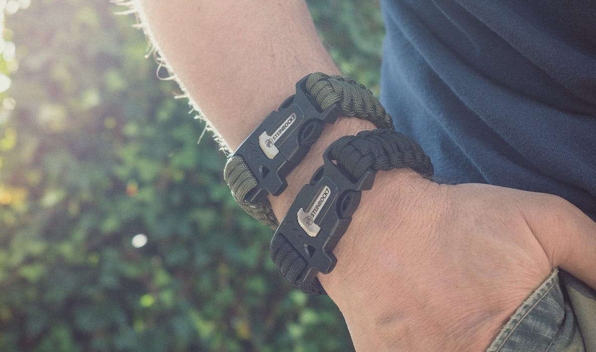 Zwei Paracord Armbaender an einem Handgelenk