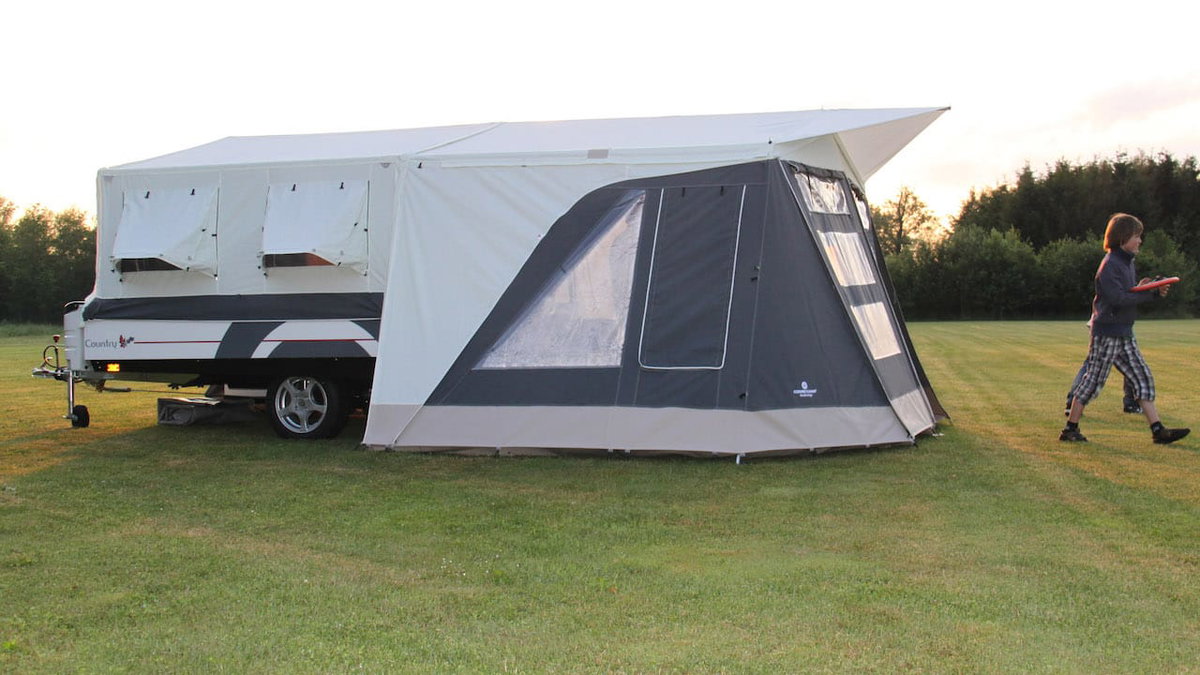 Blickt auf den ausgeklappten Faltcaravan CombiCamp Foto:C CombiCamp
