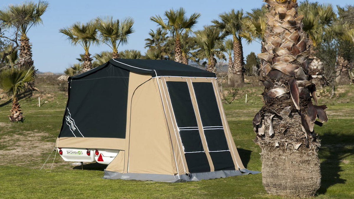 Der ausgeklappte Faltcaravan Comanche Foto