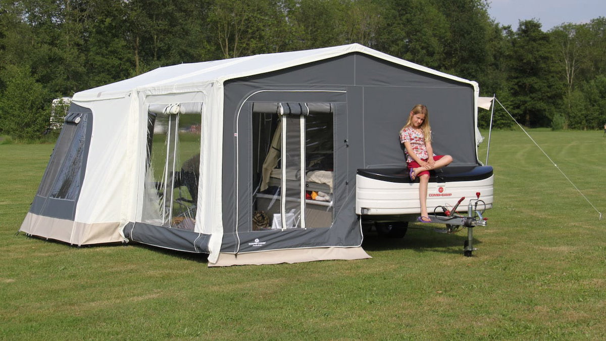 Der Faltcaravan CmobiCamp aufgebaut Foto