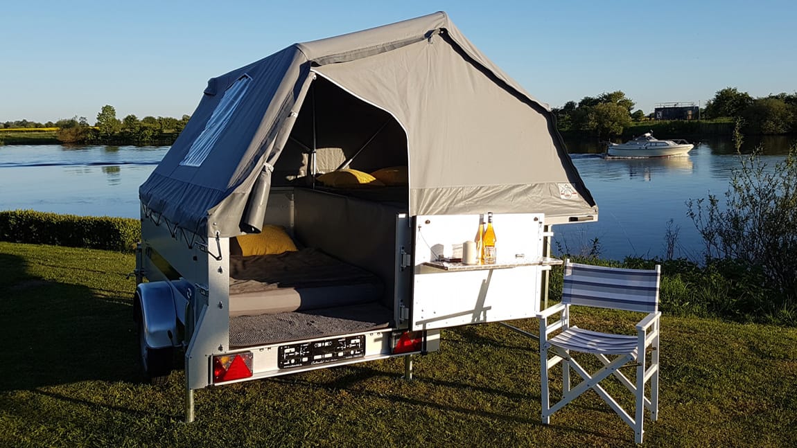 Der ausgeklappte Faltcaravan von Cultmobil
