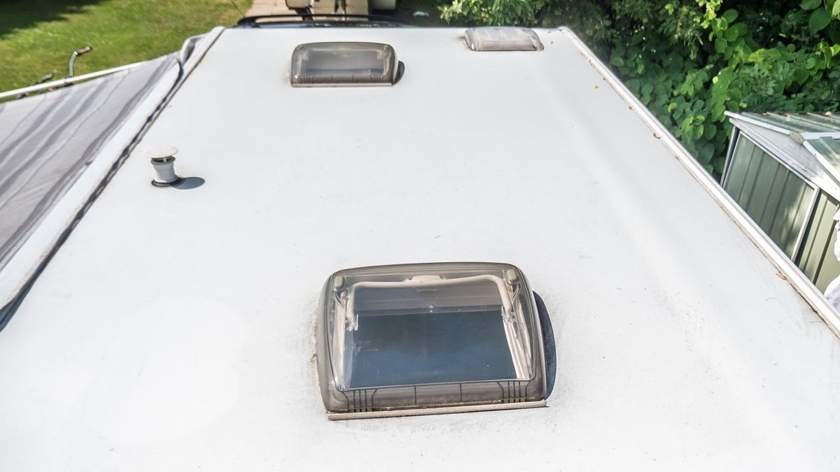 Blick auf das Dach und die Dachluken beim Wohnwagen gebraucht kaufen