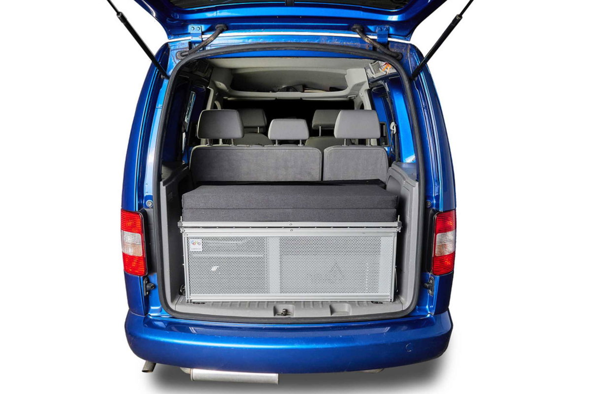 The COMO camping box disappears so easily into the trunk without having to remove the rear seats. Sepp Klement, COMO Camper