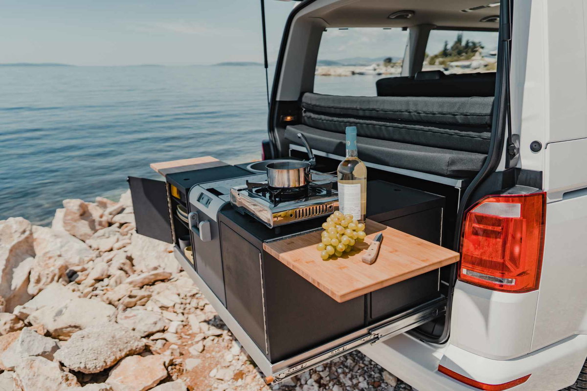 There is a pull-out kitchen element in the rear. Markus Rhein, calibox GmbH