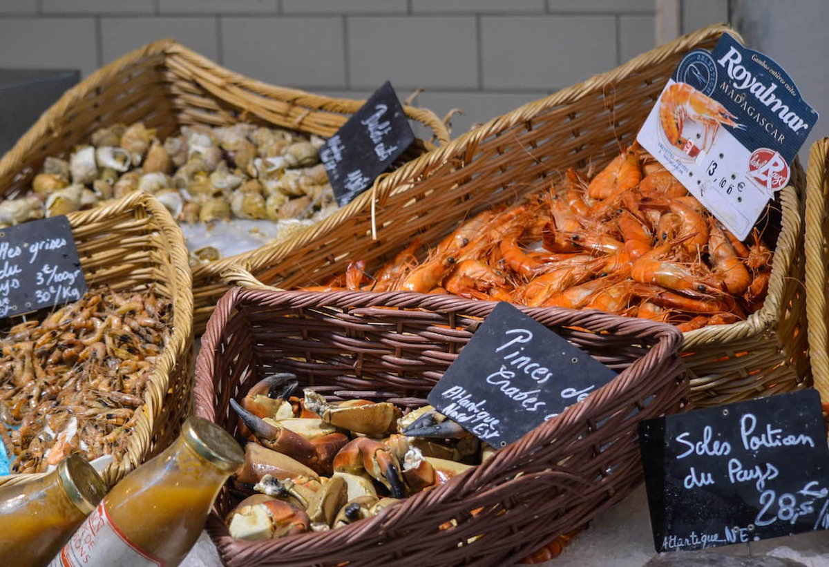 Fisch auf einem Fischmarkt auf der französischen Insel Ile d Oleron