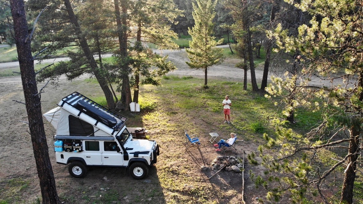Camping mit dem Mini-Camper Landrover Defender