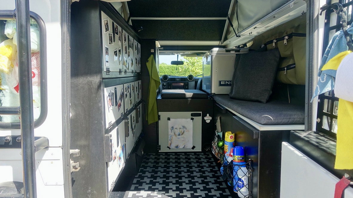 Innenraum vom Mini-Camper Landrover Defender