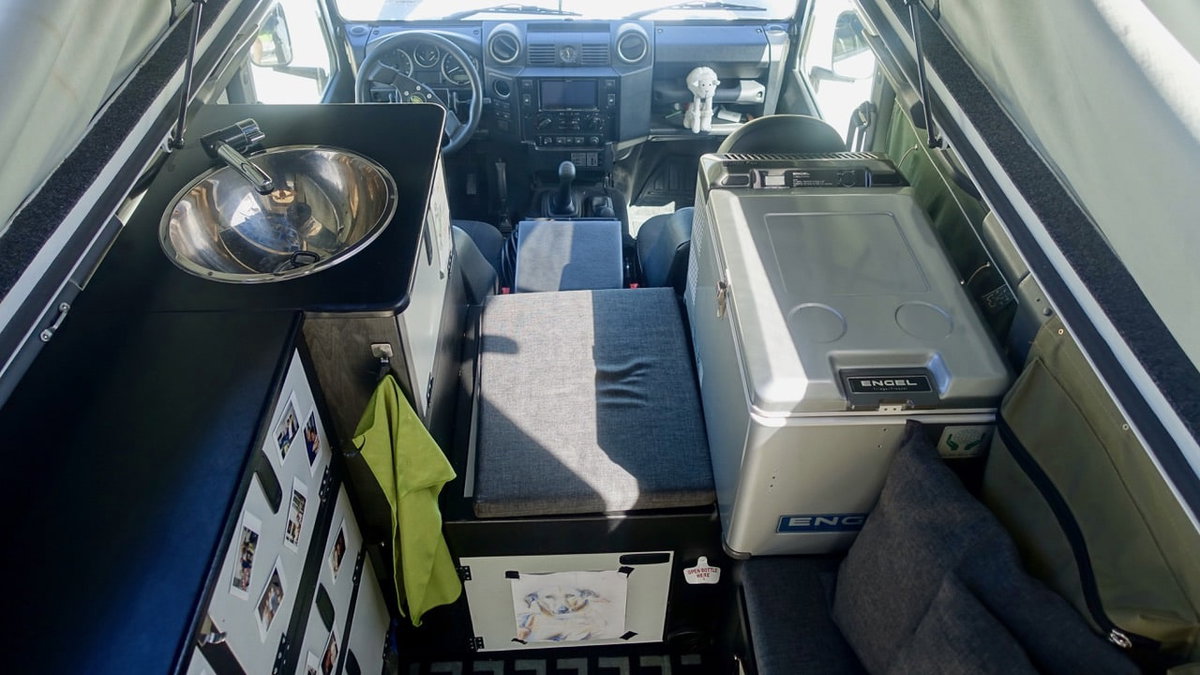 Stauraum im Mini-Camper Landrover Defender
