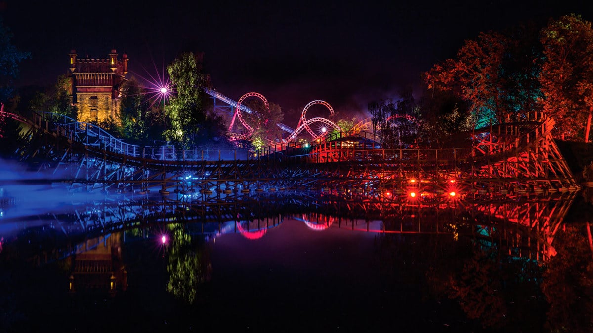 Achterbahn bei Nacht in Efteling einem Freizeitpark in Europa