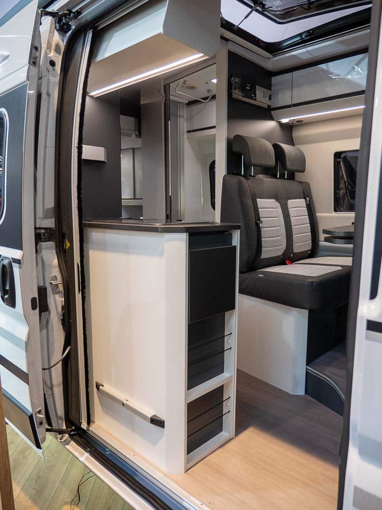 Adria TWIN MAX 680 Eingang Küche