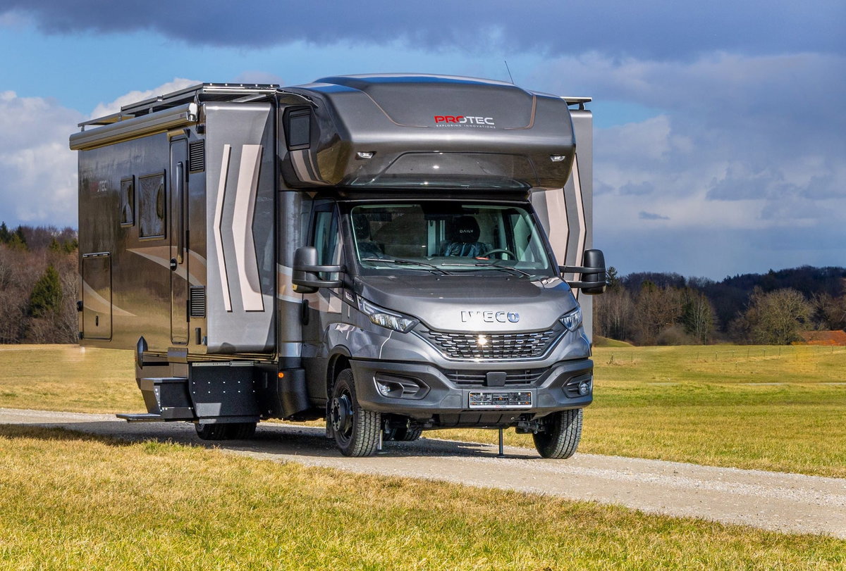 PROTEC Q18 luxury motorhome with slide-outs