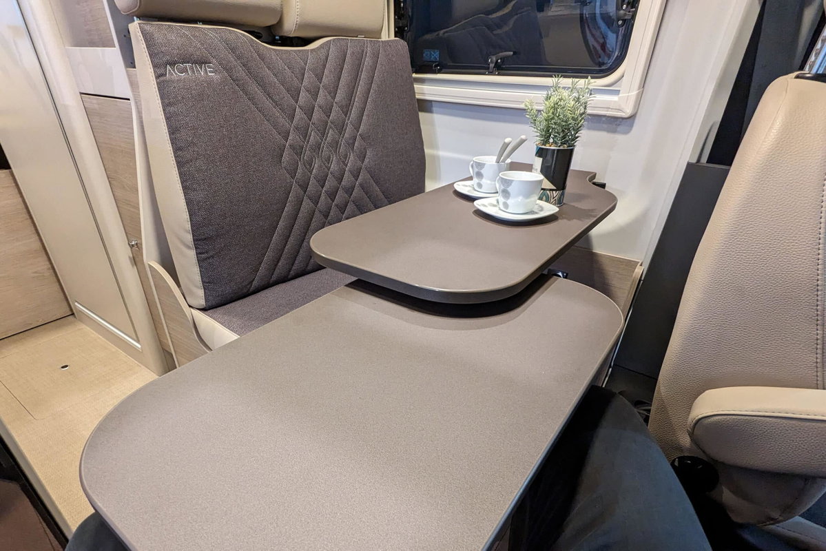 Bürstner Lineo C 590 table