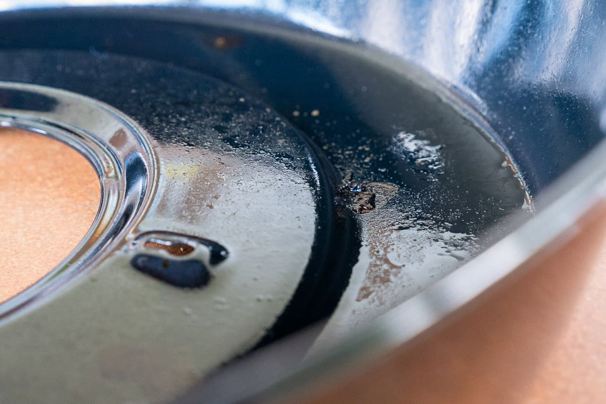 Cleaning the grill: removing burnt-on residue and grease