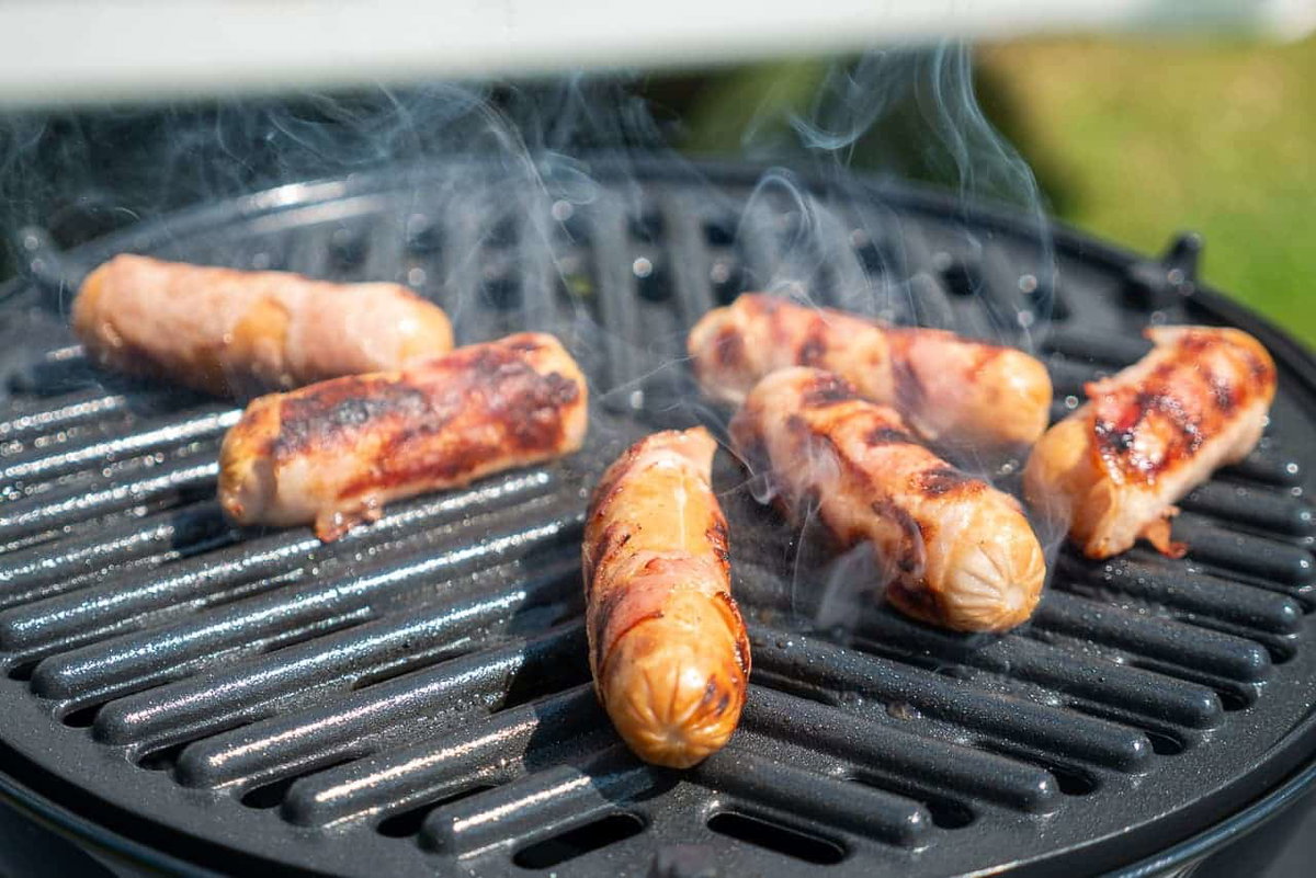 Burnt-on bits of meat or sausages are often hard to get off the grill grate.