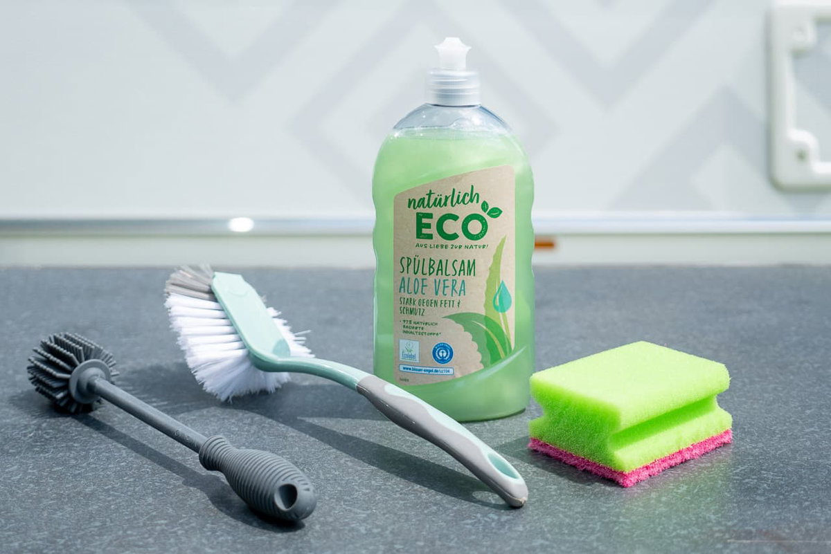 Clean the grill with simple tools: dish brush, sponge, and washing-up liquid