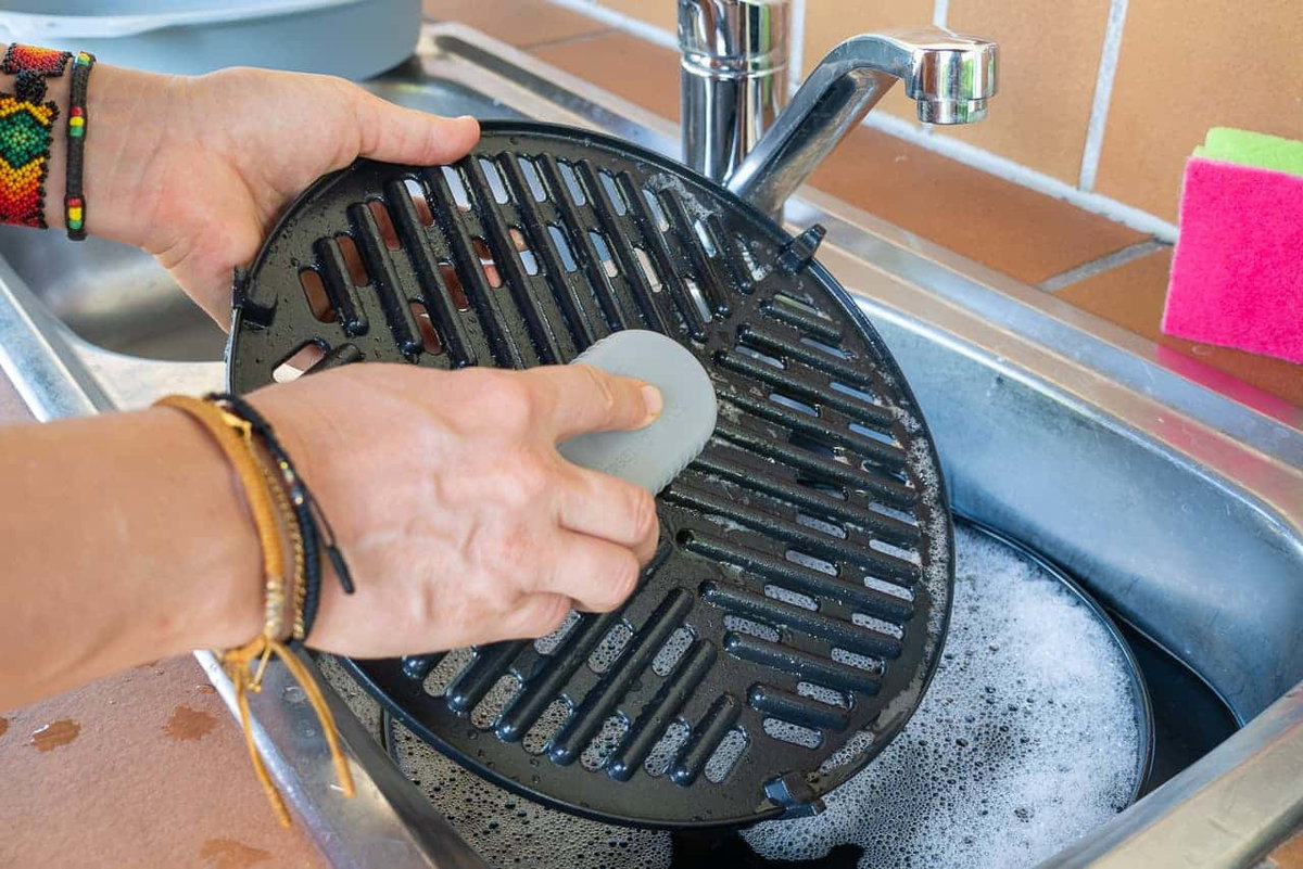 The CADAC CeramiCoat non-stick coating should only be scrubbed with soft brushes.