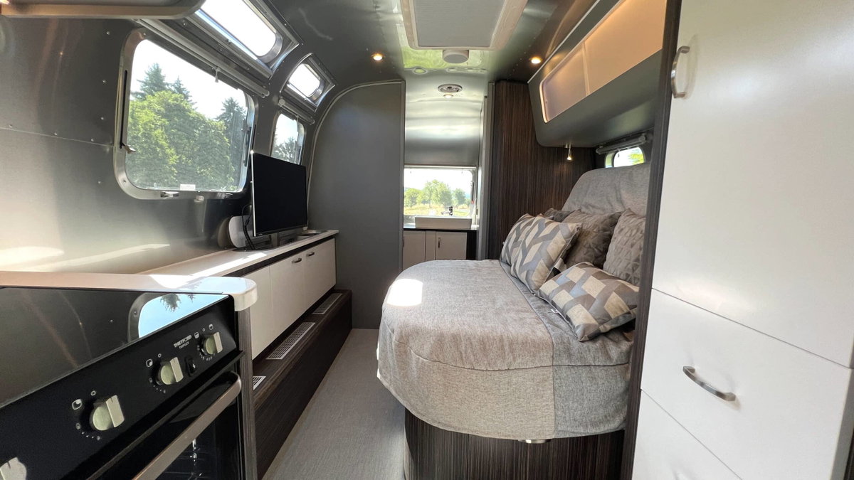 Airstream International 25IB bed retracted