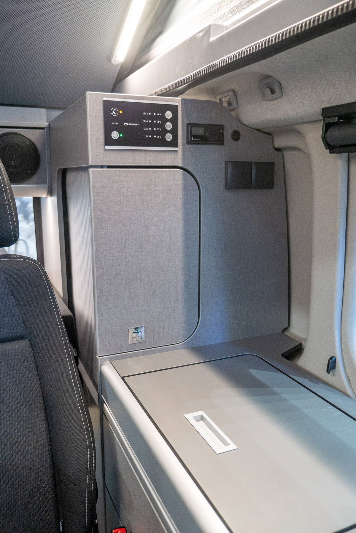 Nissan Primastar Seaside by Dethleffs Kleiderschrank Caravan Salon 2023