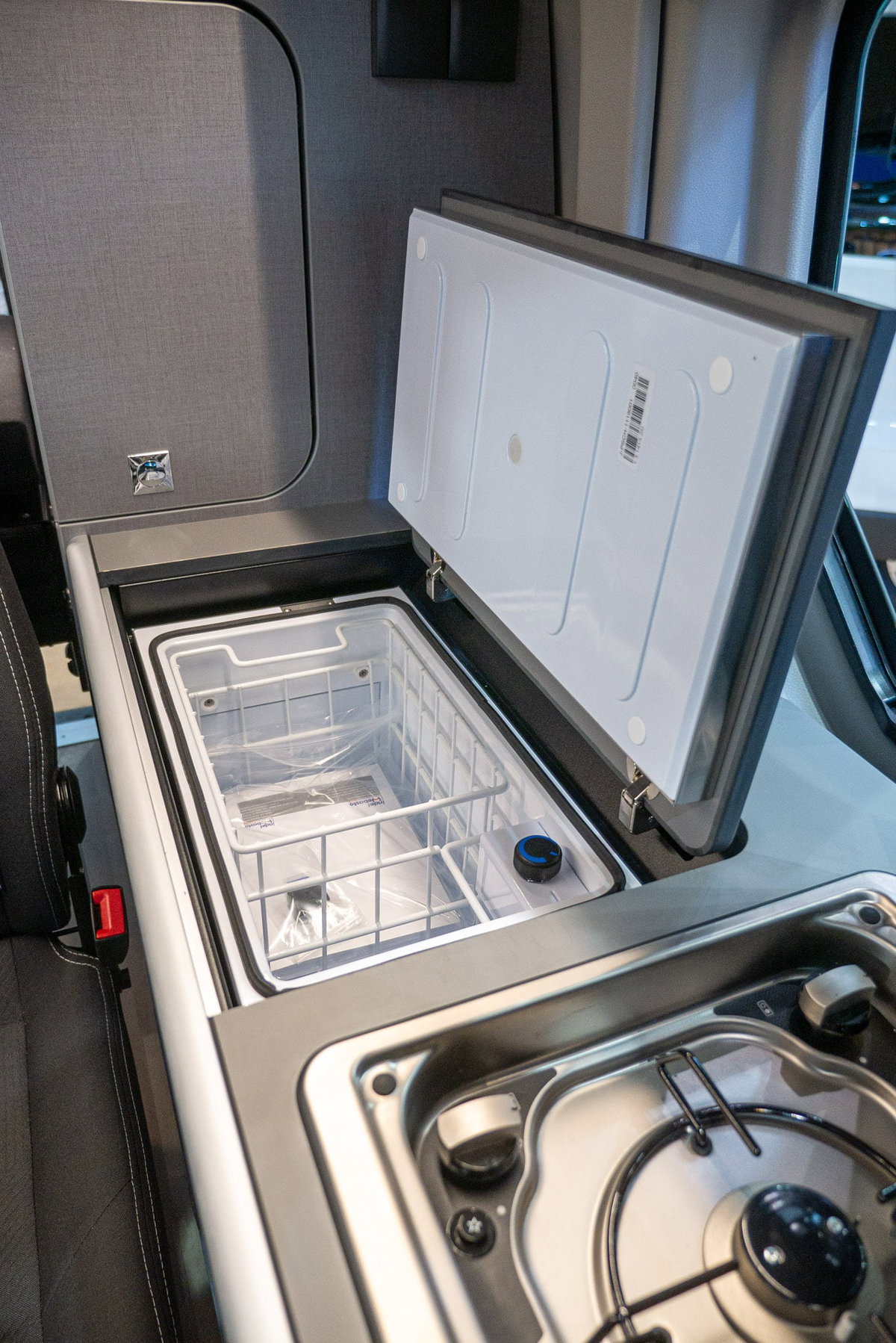 Nissan Primastar Seaside by Dethleffs Kühlbox Caravan Salon 2023