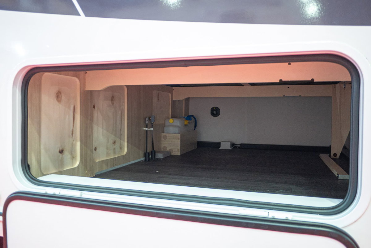 Sterckeman Easy 390 CP Caravan Salon 2023 service door