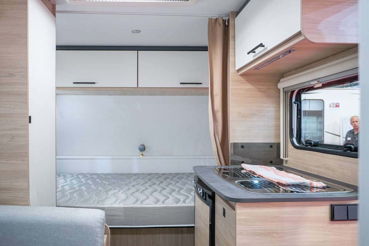 Sterckeman Easy 390 CP Caravan Salon 2023 Kitchen Bed