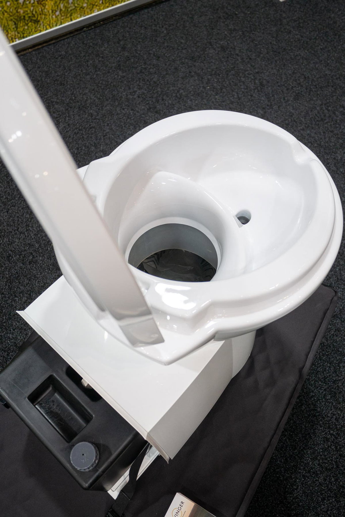 Arwinger Kassetten-Trenntoilette von oben Caravan Salon 2023