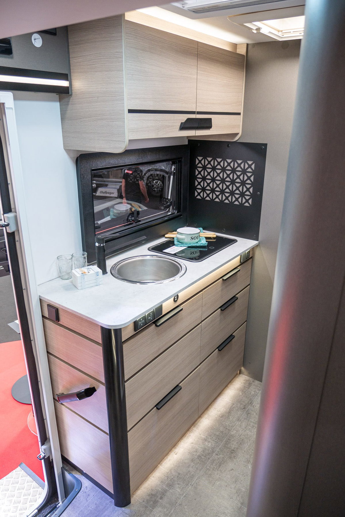 Challenger X 250 Open Edition 2024 Küche Caravan Salon 2023
