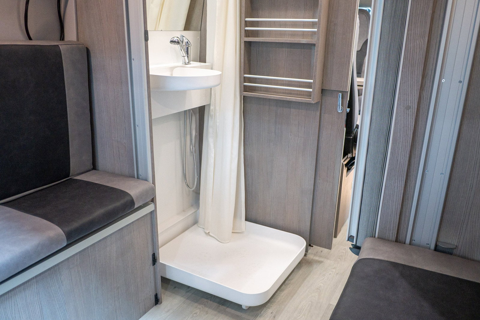 FurgoK Xpace 600+ (2024): innovative campervan with ultra-high roof and flexible bathroom - with 360° view!
