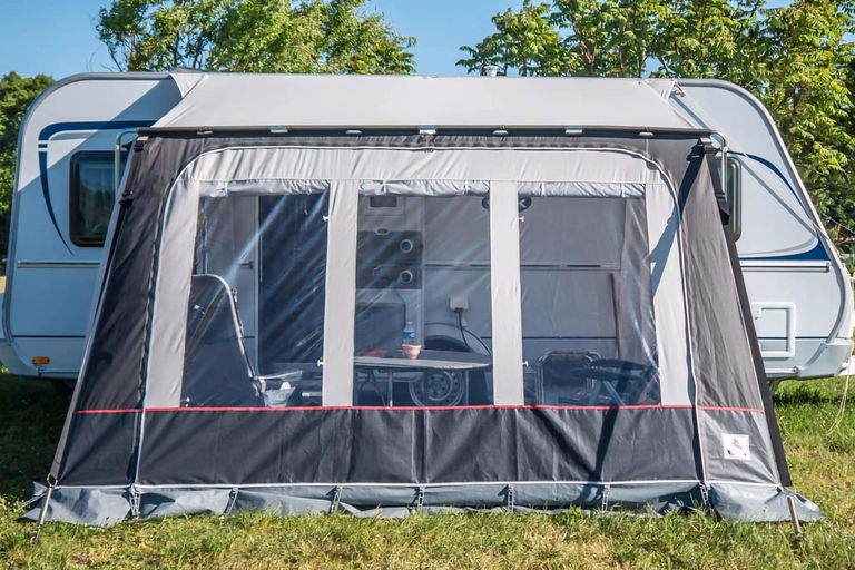Secure awnings and awnings correctly - so that everything stays in place even in bad weather!