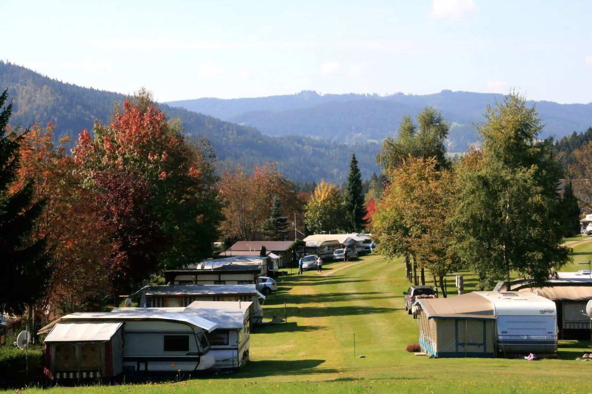 Camping Bühlhof in Hinterzarten (Baden-Württemberg): Aufnahme der Stellplätze im Herbst