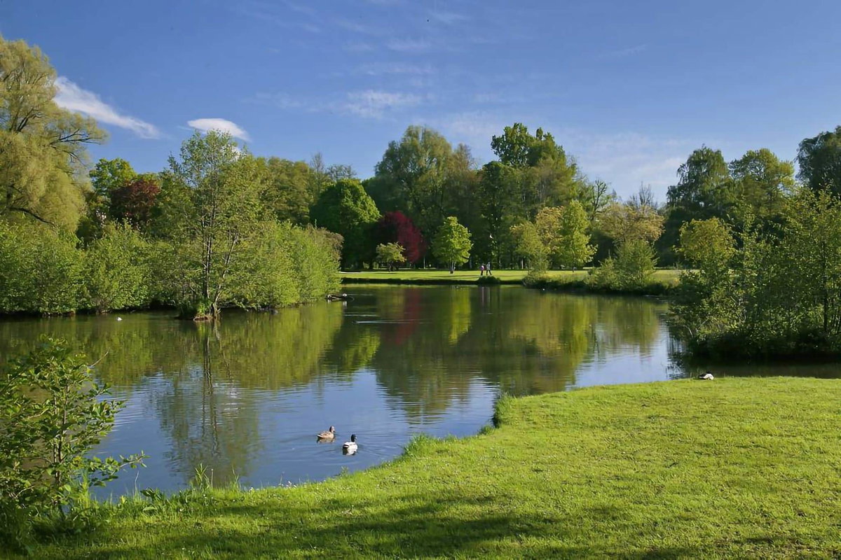 KNAUS Campingpark Bad Kissingen in Bayern: Park mit See