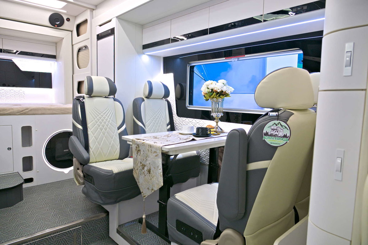 Deddle RV EASY TOUR E-MAX - Sitzgruppe Caravan Salon 2024