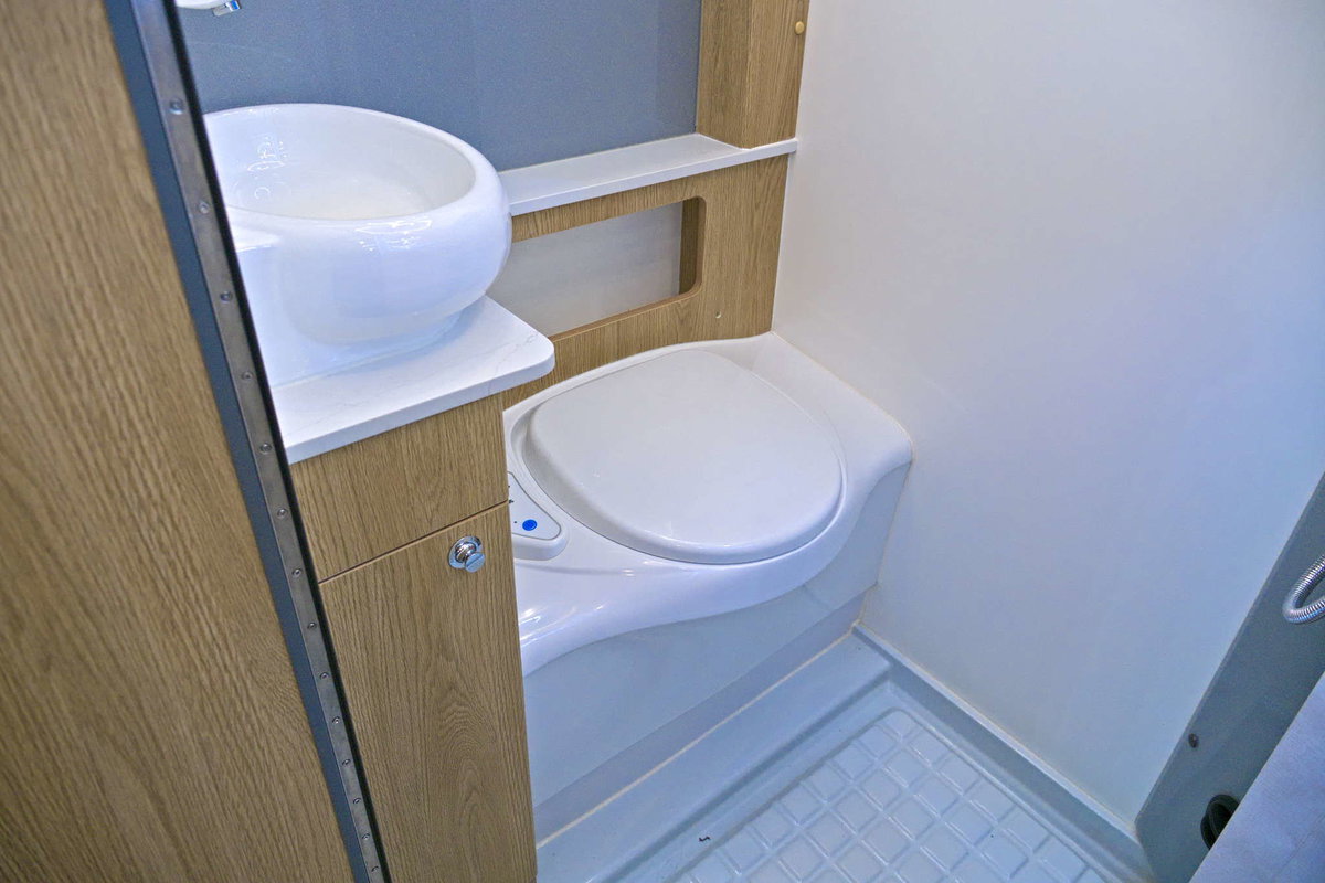 Deddle RV EASY TOUR E-PRO - Toilette Caravan Salon 2024
