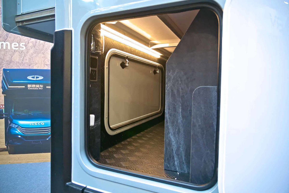 Deddle RV Youfo - Heckgarage Caravan Salon 2024