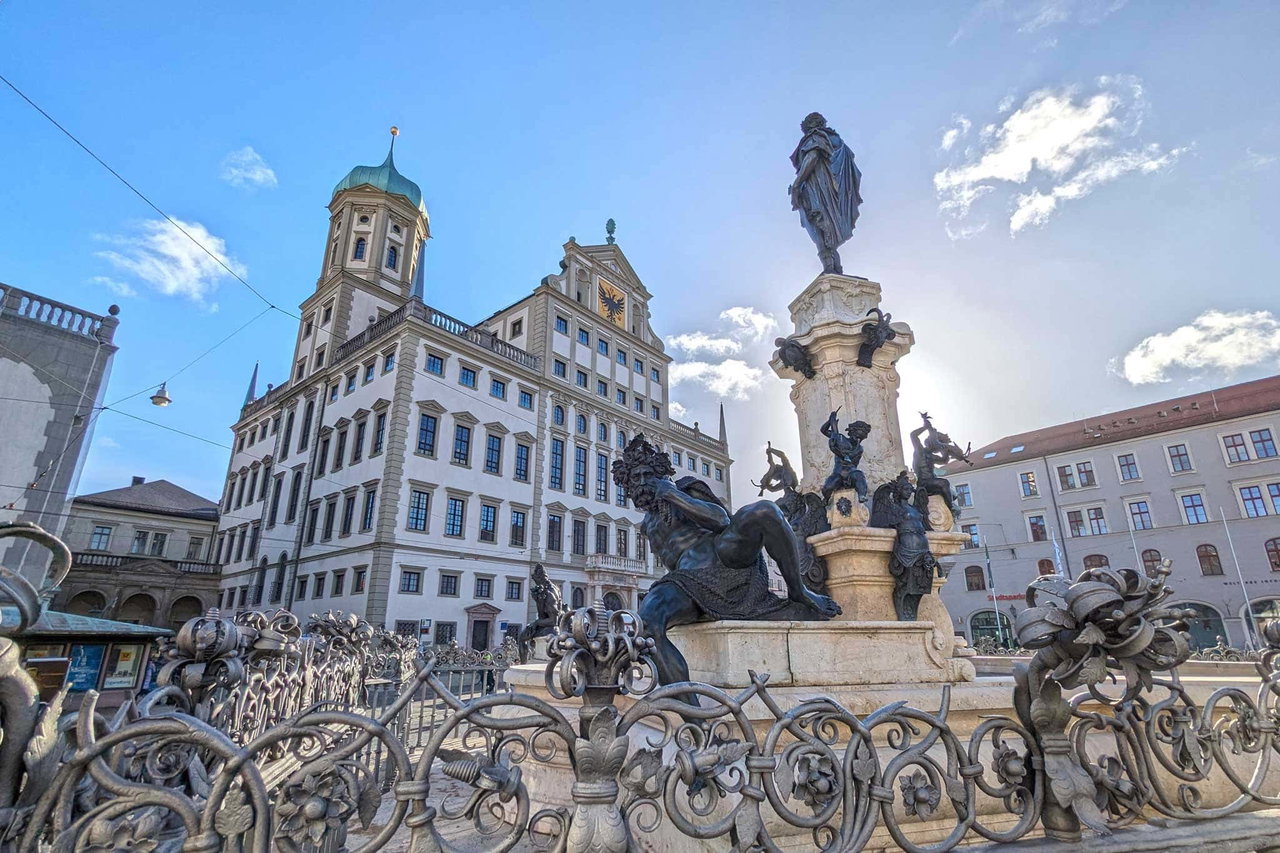 Camping in Augsburg Rathaus-Augustusbrunnen