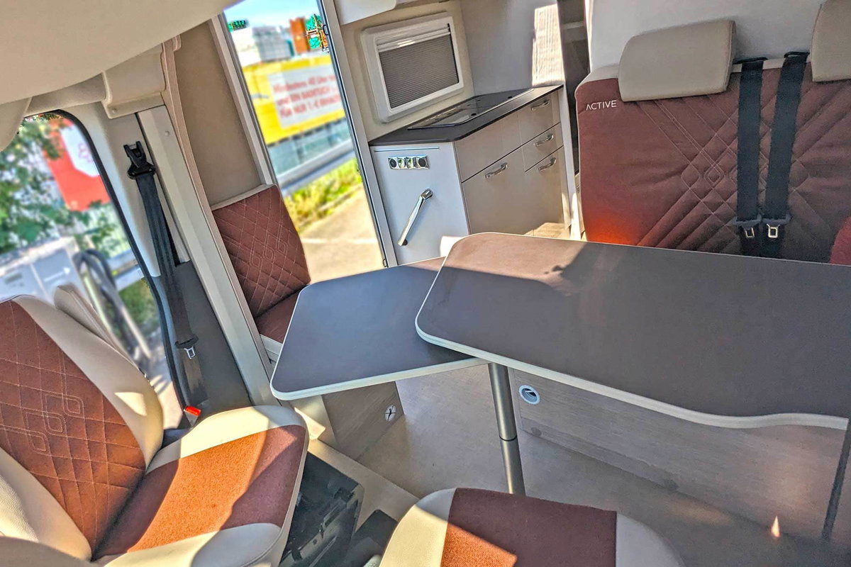 Bürstner Lineo T 690 G seating group