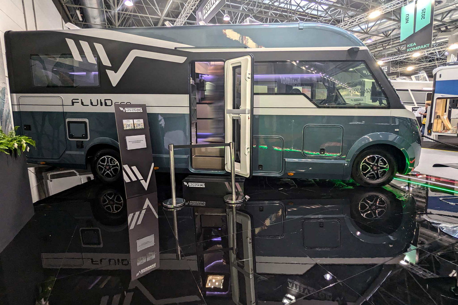 Mobilvetta Fluideen - Innovative 2024 design study with panoramic skyroof and window darkening
