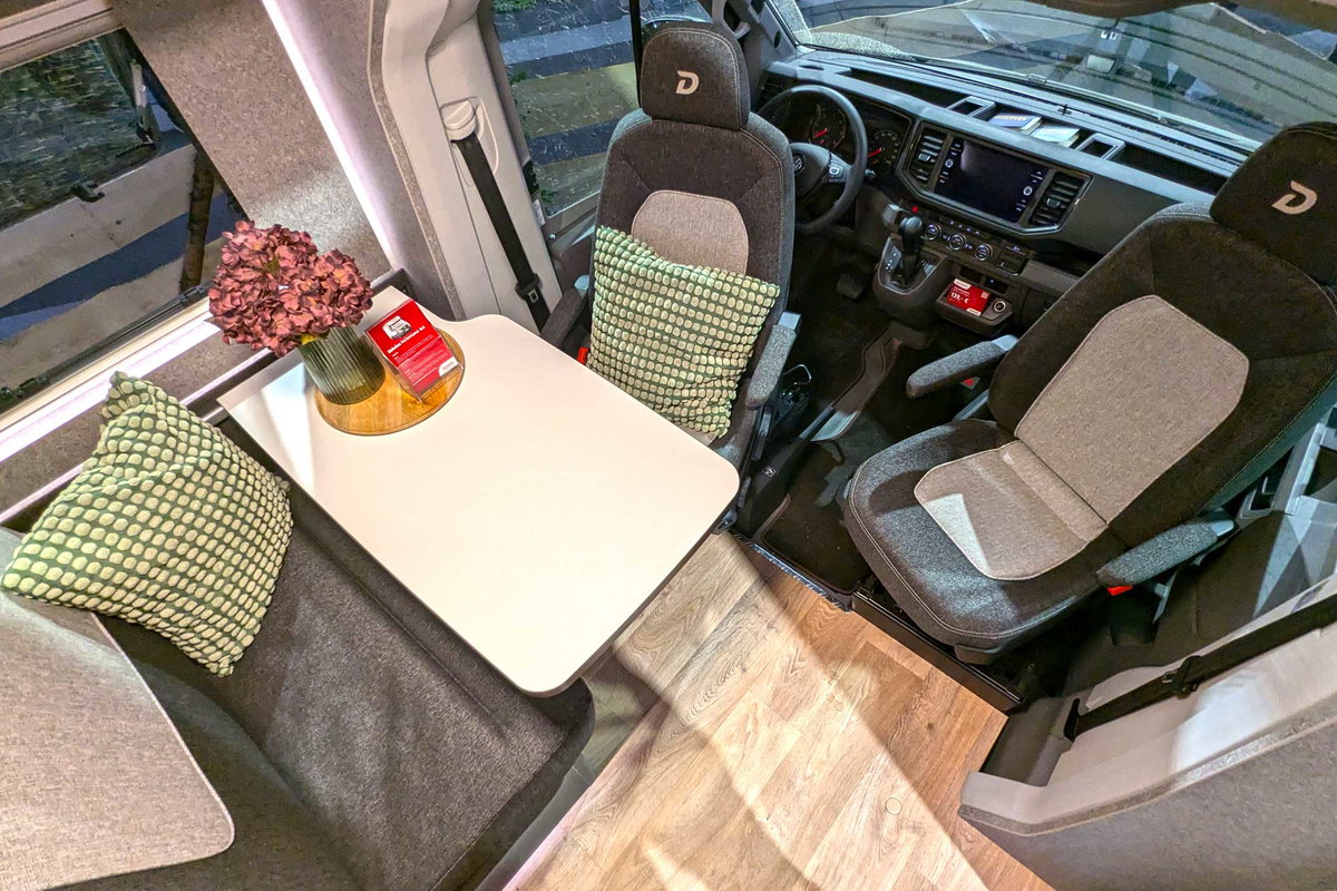 Dethleffs Globebus Performance 4x4 (2025) Sitzgruppe Caravan Salon 2024