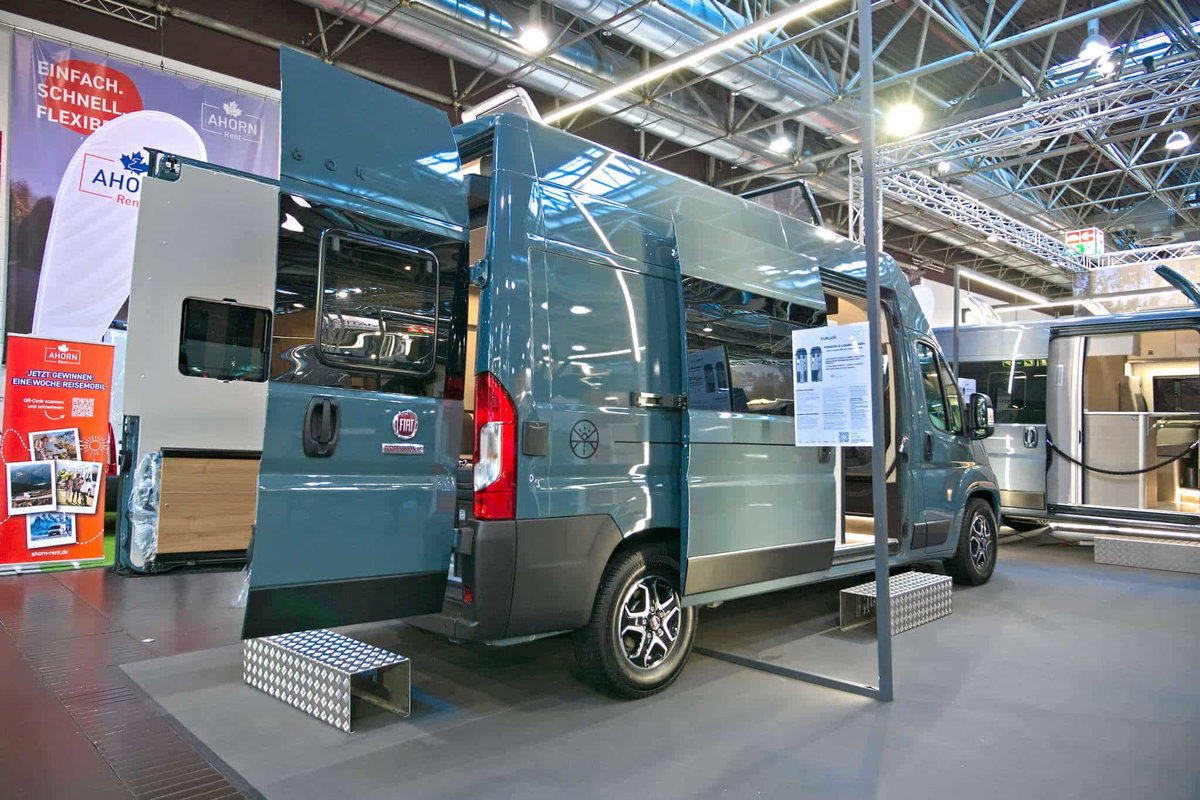 FURGOK X-LOUNGE 600+ (2025) Heckansicht Caravan Salon 2024