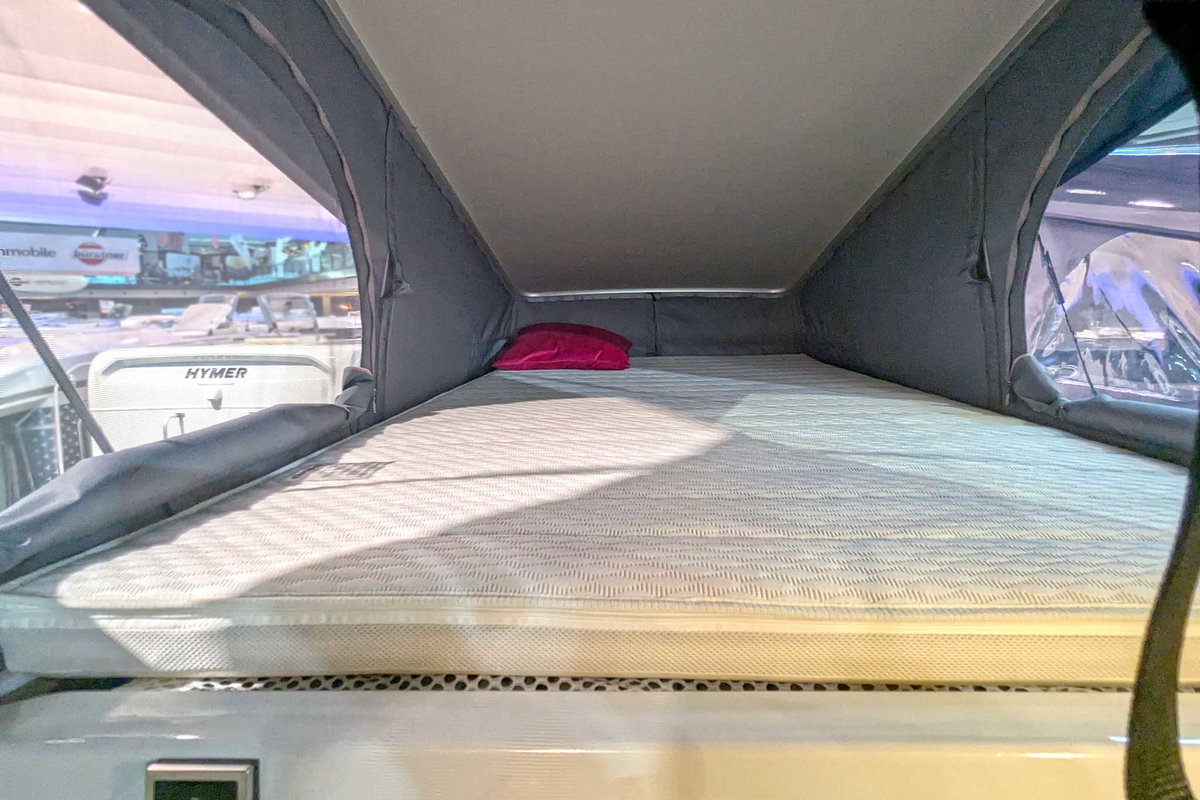 Hymer Grand Canyon S 700 (2025) auf der CMT 2025 - Bett im Aufstelldach