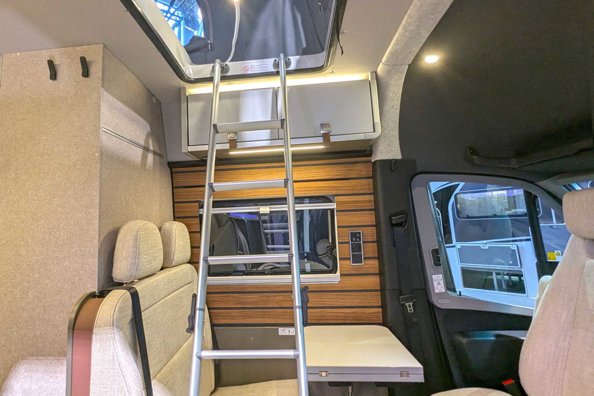 Hymer Grand Canyon S 700 (2025) auf der CMT 2025 - Leiter zum Bett im Aufstelldach