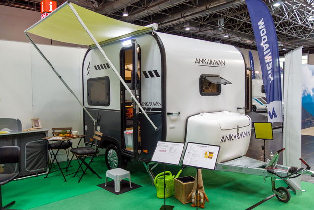 2.70 Meters with Shower, Toilet, and 3 Sleeping Spots: This Micro Caravan Is a Real Space Wonder